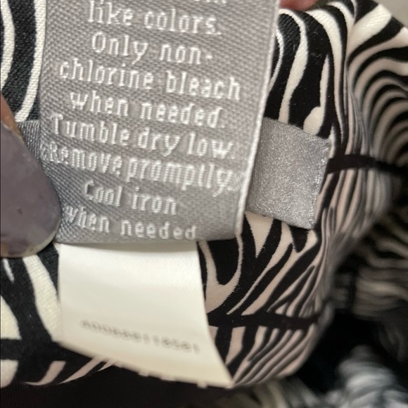 Black/white mini abstract zebra print pleated A-line skirt w/ black twisted bow. - Picture 5 of 5